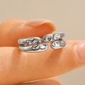 Gros plan d'une bague géométrique argentée à double couche avec zircons sur le doigt - Style Aérodynamique Double Couche à Strass (WG-0052) / Or blanc