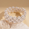 Détail macro du bracelet triple couche en perles avec séparateurs en strass brillants - Argenté