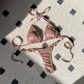Détail d'un bikini or rose avec perles et anneaux métalliques sur les liens latéraux - S / Rose Pêche