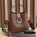 Sac seau tressé marron foncé avec une large bandoulière à motifs géométriques - Tissé-Café