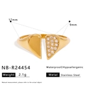 Détails techniques de la bague coeur dorée indiquant la taille 17mm et l'acier inoxydable - Design Zirconia Ouvert en Forme de Cœur (NB-R24454)