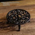 Chauffe-thé vintage en fonte avec motif à volutes ajouré et finition en métal marron - Réchaud Rond à Quatre Pieds 5198