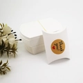 Weiße kissenförmige Kraftpapier-Geschenkbox mit Thank You Sticker und Blumendeko - Weiße Kissenbox Mit Kraft-Aufkleber