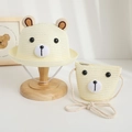 Dettaglio cappello di paglia panna e borsa a tracolla con orsetto per bambini - Set cappello e borsa / Beige