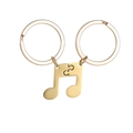 Detailaufnahme der geteilten Musiknoten Schlüsselanhänger in poliertem Gold-Finish - Gold Paar