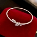 Bracelet jonc argenté avec fleurs en cristal sur un fond luxueux en velours rouge - Style de bouquet de fleurs en zircon / Argent