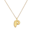 Primo piano della collana con ciondolo a lettera P placcata oro su sfondo bianco - Lettera P