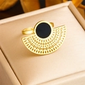 Dettaglio dell'anello in acciaio inossidabile dorato a ventaglio con inserto nero su portagioie - Stile Ventaglio Svuotato Nero (R459)