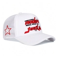 Dettaglio del cappello trucker bianco con ricamo a stella rossa e pannelli laterali in rete - Regolabile / Bianco