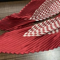 Carré de soie plissé avec motifs en losange rouge foncé et blanc et texture froissée - Style 42 Plissé Rayures Bordeaux