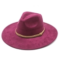 Detail eines burgunderfarbenen Fedora-Hutes mit braunem Webband und Wildlederstruktur - M(56-59CM) / Weinrot (Wildlederimitat)