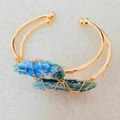 Bracciali aperti placcati in oro con cristalli di cianite grezza e dettagli in filo metallico - Bracciale Avvolto in Filo Oro / Pietra Blu