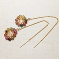 Dettaglio di perline color tormalina avvolte a mano in filo d'oro 14K con catenine - Stile della linea dell'orecchio / Orecchini a filo paio