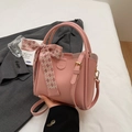 Elegante borsa a secchiello rosa con motivo litchi, nastro e tracolla regolabile - Rosa