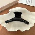 Grande pince à cheveux en acétate noir avec texte handmade to France sur un plateau - Noir pur