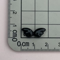 Detailansicht des schwarzen Mini-Harzflügels mit Lineal zur Größenmessung - Schwarze Flügel