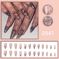 Dunkle Ästhetik Nude-Pink Stiletto-Nagelclips mit silbernen Chrom-Flammen und Kreuz-Anhängern - D547 (Kleber-Typ)