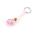 Détail d'une pochette en maille tissée à la main avec pierre de quartz rose sur porte-clés - Quartz rose