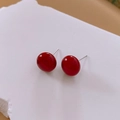 Dettaglio di orecchini a bottone in resina rossa tondi con perni in argento su pietra - Perno in argento 925 / 12mm / Rosso