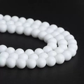 Makroaufnahme glatter runder weißer Sonnenstein-Perlen für DIY-Schmuck auf schwarzem Grund - 4MM/Strang (ca. 90 Perlen) / Weiß