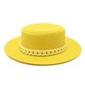 Dettaglio cappello di paglia giallo a cima piatta con catena decorativa e trama fitta - M (56-58cm) / Giallo