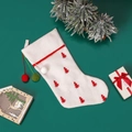 Calza natalizia bianca in peluche con albero ricamato rosso e nappe di pompon - Bianco