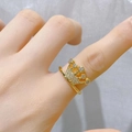 Eleganter vergoldeter Kronenring mit funkelnden Kristallen an einem Finger - Klarer Stein Krone Stil (B)