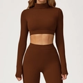 Tweedelige donkerbruine yogaset met nauwsluitende crop top met lange mouwen en strakke legging - S / Karamelbruin