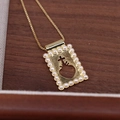Dettaglio macro del ciondolo rettangolare dorato con bordo di perle e croce a cuore - Modello Cuore Croce (Stile 3)