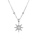 Minimalistische silberne Opal-Sonnenkette mit Perlenkette auf einem sauberen weißen Hintergrund - Silber mit weißem Stein (Weiß K)