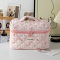 Beauty case trapuntato a quadretti rosa e bianchi con stampe di fiocchi rossi e manico - Quadretti rosa grandi con fiocco