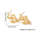 Detailweergave van organische gouden oorbellen met afmetingen van 4 cm bij 2 cm breed - Onregelmatige Organische Stijl (EXRGE0541) / Goud