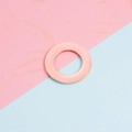 Vista macro di ciondolo ad anello cavo in acciaio inox oro rosa 25mm per gioielli DIY - Oro rosa