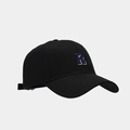 Détails de la broderie de la lettre R et du tissu en coton sur la casquette noire - Noir