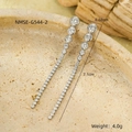 Dettaglio orecchini lunghi a nappa in argento con zirconi e dimensioni del prodotto - Nappina Color Acciaio