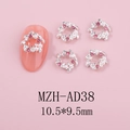 Détail de décoration d'ongle en forme de couronne avec strass roses et perles sur ongle - Style Couronne Rose Argent (AD38)