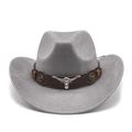Détail d'un chapeau en daim gris avec ruban en cuir marron et ornement tête de taureau - M (56-59cm) / Gris clair