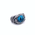 Makro-Detail des gotischen Teufelsauge-Rings mit blauem Stein und Vintage-Silber - US 7 / Blauer böser Blick