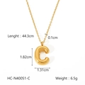 Vista dettagliata del ciondolo a lettera C dorata con dimensioni e misure della collana - Lettera C (HC-N40051-C)