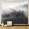 Dettaglio di un arazzo con foresta nebbiosa in bianco e nero in un soggiorno minimal - Foresta di Pini in Bianco e Nero (GT100035) / 73X95CM