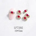 Bijou d'ongle doré avec strass rouge et pierres blanches latérales, 10*5mm - Strass rouge rectangulaire doré (LF7202) / Perle à Trou Traversant 10*5 mm