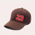 Détail de la casquette de baseball marron en coton avec broderie rouge et blanche numéro 23 - Café