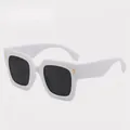 Gafas de sol cuadradas de montura blanca gruesa con lentes oscuras y detalles dorados - Montura Blanca / Lentes Negras
