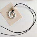 Minimalistische silberne geometrische Halskette mit beiger Perle und schwarzer Schnur - Schwarzes Seil Silber Unregelmäßiger Anhänger / Silber