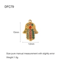 Vista dettagliata del ciondolo Hamsa placcato oro 18K con zirconi colorati e dimensioni - DFC79-Hamsa Zirconia Colorata / Oro