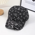 Vintage-Baseballkappe aus gewaschenem Denim mit Blumendruck und rissigen Details am Rand - Schwarz