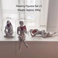 Set di tre figurine da lettura in resina bianca con lettere nere e libri marroni - Set di Ornamenti per la Lettura 1