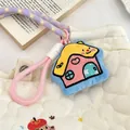 Detalle de llavero de peluche con forma de casa y bordado de corazón en bolso blanco - Casa