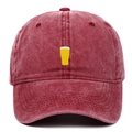 Detalle de jarra de cerveza bordada en gorra de béisbol vintage de algodón lavado - Burdeos