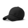 Gorra de béisbol negra para hombre con placa metálica lateral sobre fondo blanco limpio - Negro